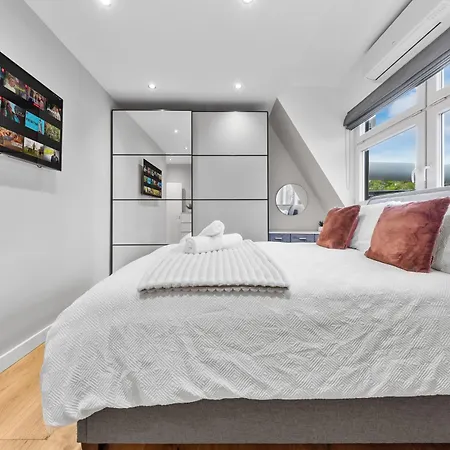 London Bridge Luxury By Sol Haven-3