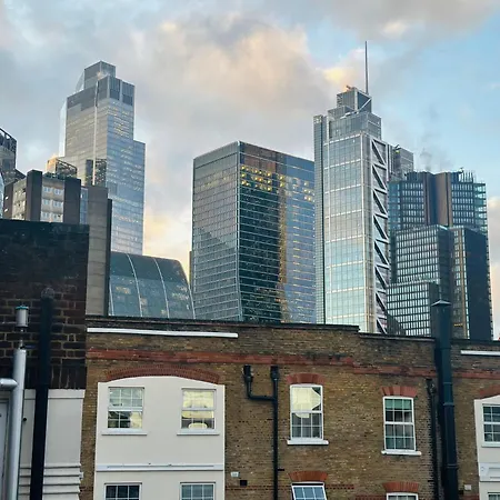 Flat In Aldgate East, London-2