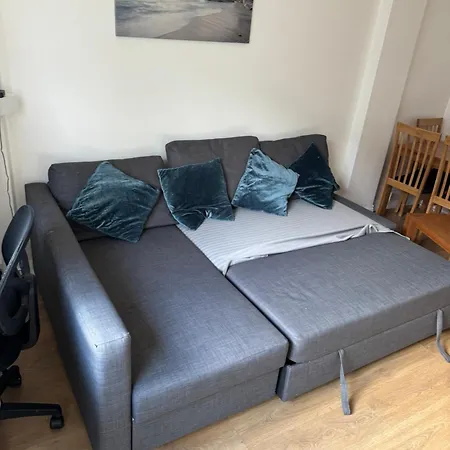 One Bedroom Apartment In Tower Bridge Road-2