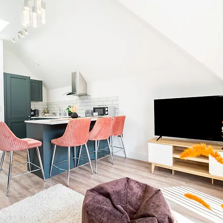 Superb Top Floor 1-Bedroom Flat With Charming Two Balconies-3
