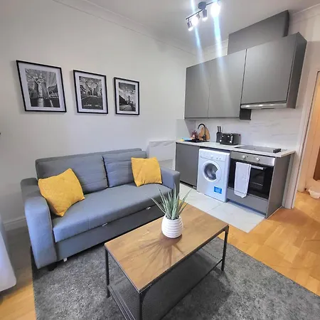 Entire London Apartment Near Canary Wharf-2
