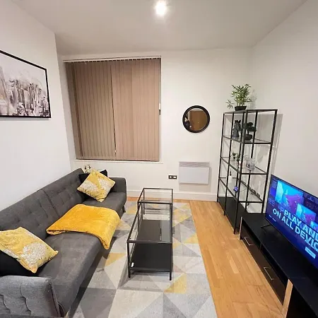 Lovely High Street Apartment 30 Seconds From Station-2
