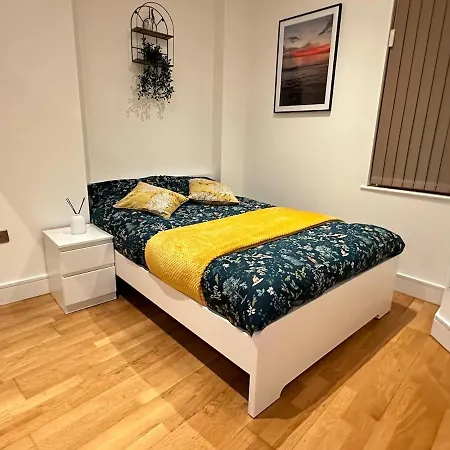 Lovely High Street Apartment 30 Seconds From Station-3