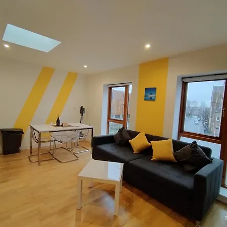 Lovely 1 Bedroom Apartment In South East London-2
