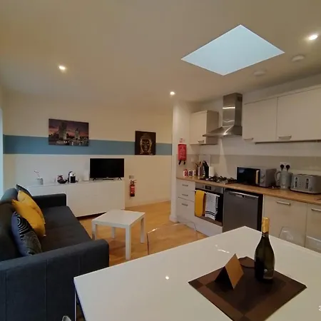 Lovely 1 Bedroom Apartment In South East London-3