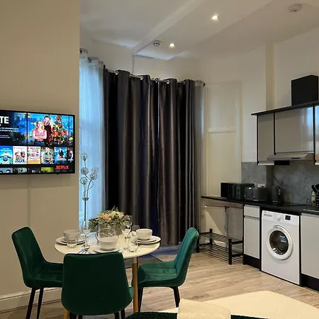 Charming Apartment In West Ealing, 12 Mins To Central London By Train, Free Parking, 8-Min Walk To Station-3