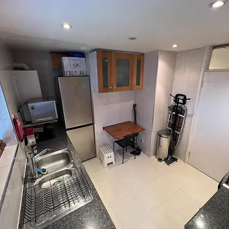 Royal Height - 3 Bed In Wembley-3