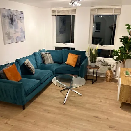 Apartment Facing Covent Garden Station-3