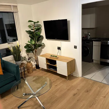 Apartment Facing Covent Garden Station-2