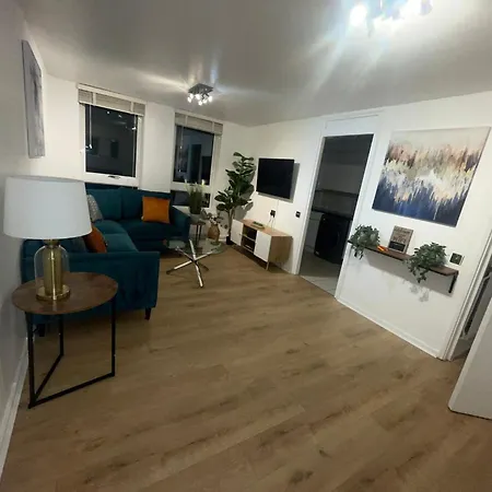 Apartment Facing Covent Garden Station-2