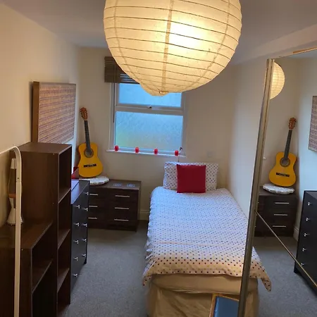 35 Mins To Central London. 3 Bedrooms. 2 Bathrooms With Garden-2