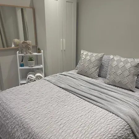 London Property Apartments For Up To 6, Next To Big Ben & London Eye-3