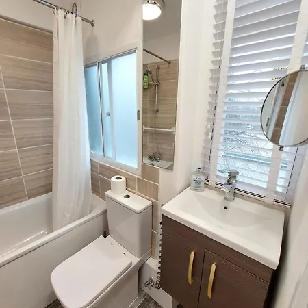 Cosy West London Apartment-3