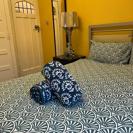 Stylish And Comfortable Double Bedroom In Mayfair-2