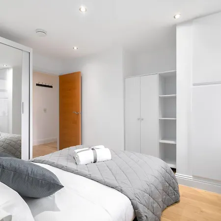 2 Bedroom, 2 Bathroom Apartment With Balcony In Hoxton Shoreditch, Sleeps 6-3