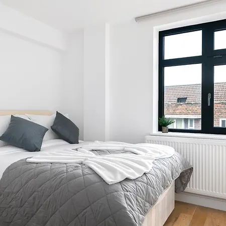 2 Bedroom, 2 Bathroom Apartment With Balcony In Hoxton Shoreditch, Sleeps 6-2