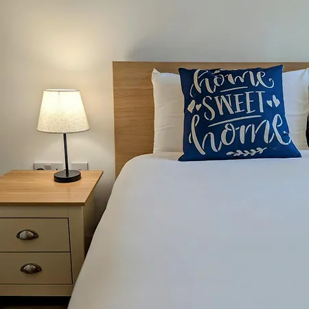 Charming 2-Bedroom Apartment Canary Wharf - London-2