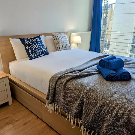 Charming 2-Bedroom Apartment Canary Wharf - London-3