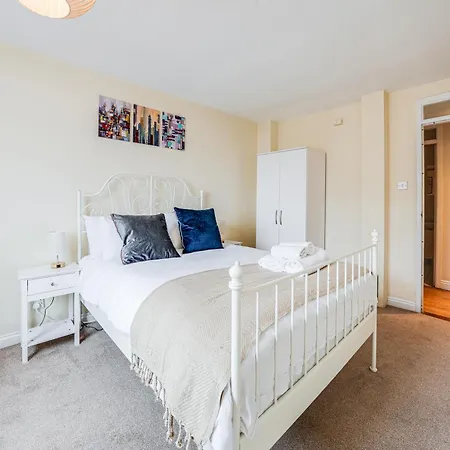 Premier Suites Shepherds Bush Westfields Penthouse Apartment-3