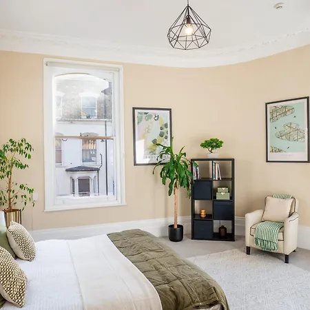 London Bright Spacious Apartments Central Location!-2