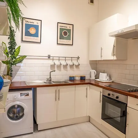 London Bright Spacious Apartments Central Location!-3
