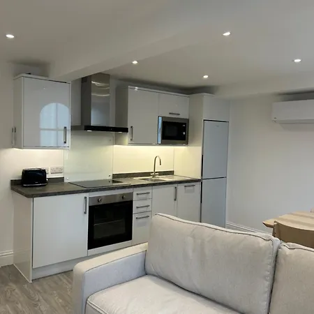 Prime Location Kensington Apartments-3