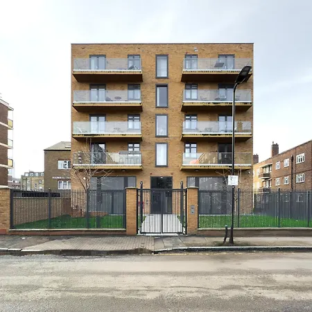 2 Bedroom, 2 Bathroom Apartment With Balcony In Hoxton, Zone 1, Sleeps 6-3