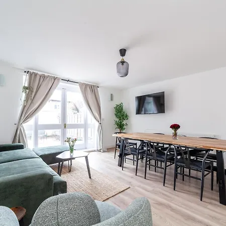 Arte Stays: Spacious Garden House in Stratford with Free Parking-3