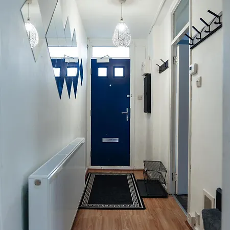 Tower Bridge Shard View 2 Bed Deluxe Apartment-3