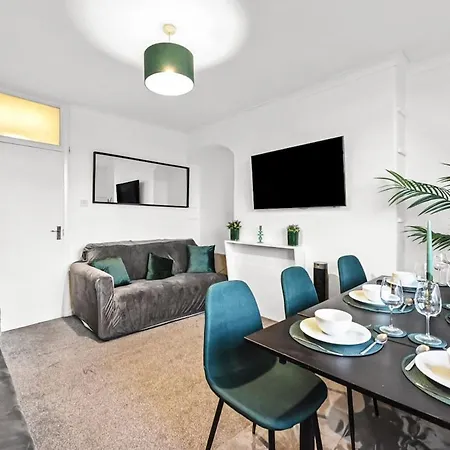 Cosy Cityscape Two Bed Apartment-2