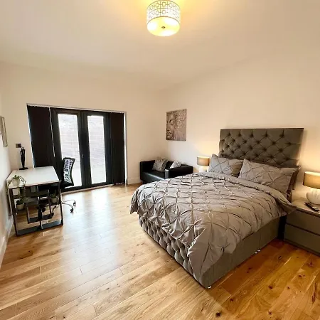 Luxury Apartment In East London-2
