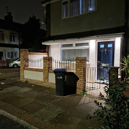 Stylish 2 Bed Home- Short Walk To Tottenham Stadium/Stations-2
