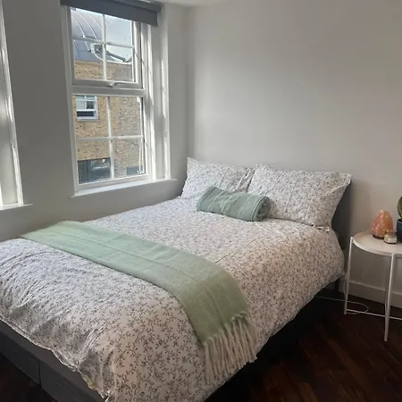 Spacious Battersea Rooms And Apartments-2