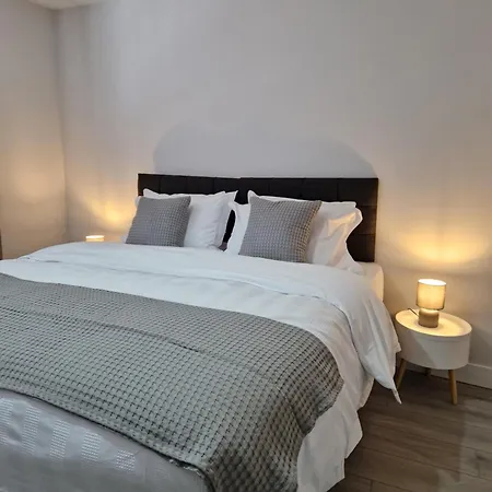 Stylish 2 Bed Home- Short Walk To Tottenham Stadium/Stations-3