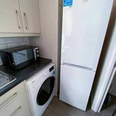 Modern 1 Bedroom Flat In Wood Green-3