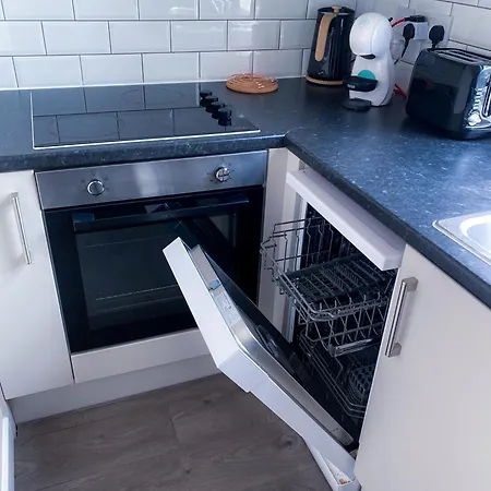 Modern 1 Bedroom Flat In Wood Green-3