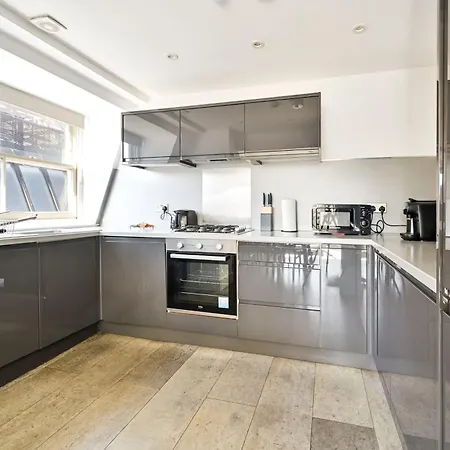 Farringdon Comfortable 3 Bed Apartments-3