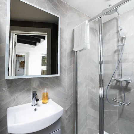 Charmstay Kensington Olympia-3
