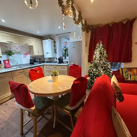 London 2 Double Bedrooms 2 Bathrooms Holiday Home - Parking Skysports, Netflix - 2 - 3 Minutes Walk To The Train Station - 19Min To London Liverpool Street Fast Internet Ground Floor 100S Of Shops Restaurants Bakeries 24-Hour Asda Superstore, Major H-2