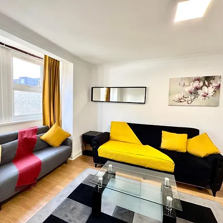 London 3 Bedrooms 3 Bathrooms Spacious House, Reception, Kitchen, Garden, Parking-2