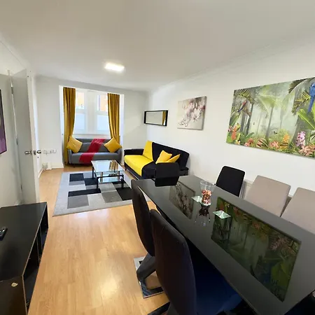 London 3 Bedrooms 3 Bathrooms Spacious House, Reception, Kitchen, Garden, Parking-3