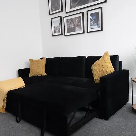 Bright 2-Bed Flat With Skylight Attic Room-3
