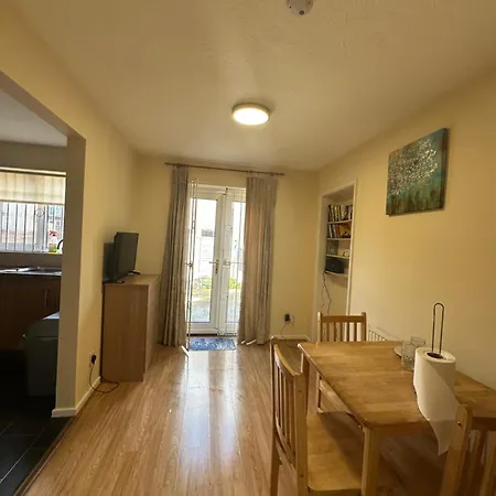 Spacious Double Room Near Excel London-3