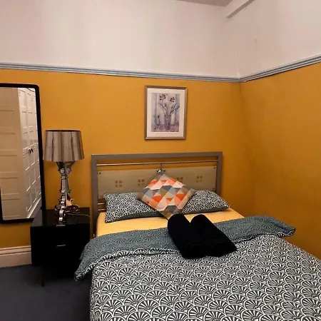 Stylish And Comfortable Double Bedroom In Mayfair-3