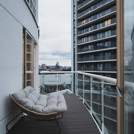Luxury 2 Bedroom Penthouse With Thrilling Waterfront And City Views, Canary Wharf-3