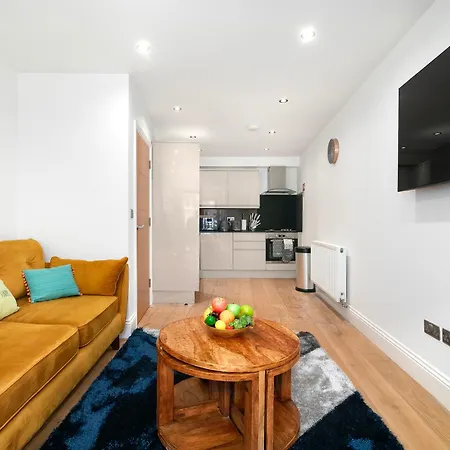 3-Bedroom House With 2 Living Rooms & Balcony Near Brick Lane, London-3
