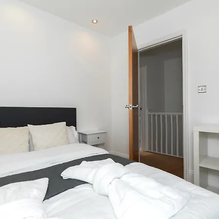 3-Bedroom House With 2 Living Rooms & Balcony Near Brick Lane, London-2