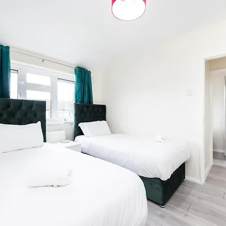 Garland Modern Close To Station 3 Bedroom City Apartment-3