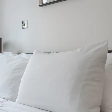 Modern, Fully Furnished Apartment With Ensuite, Private Balcony And Elevator In Notting Hill-2
