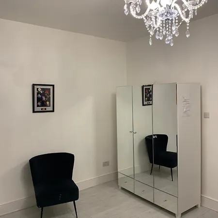 Supreme Apartment - Near Tube Stations, Free Parking & Air Conditioning-2